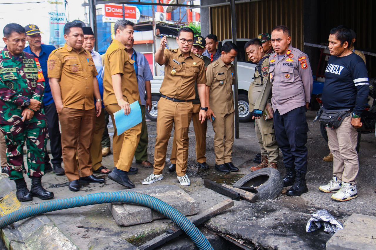 Wakil Wali Kota Tangerang Selatan Pilar Saga Ichsan bersama jajarannya saat meninjau lokasi drainase.