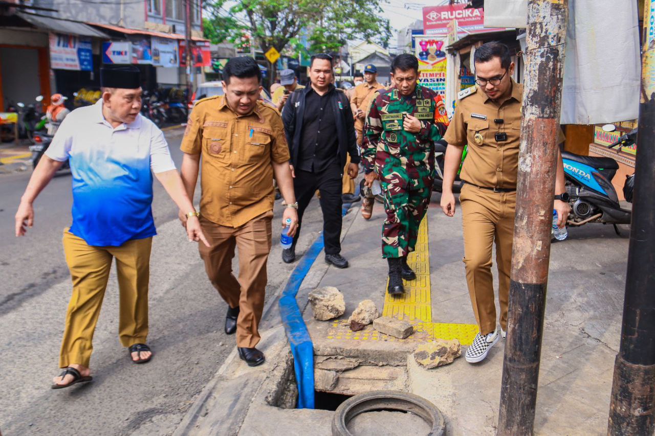 Wakil Wali Kota Tangerang Selatan Pilar Saga Ichsan bersama jajarannya saat meninjau lokasi drainase.