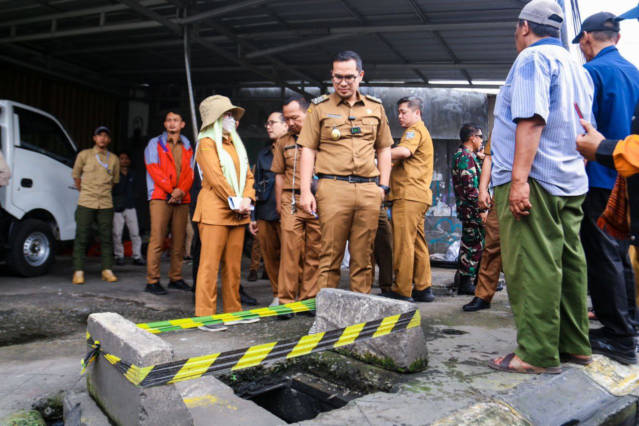 Wakil Wali Kota Tangerang Selatan Pilar Saga Ichsan bersama jajarannya saat meninjau lokasi drainase.