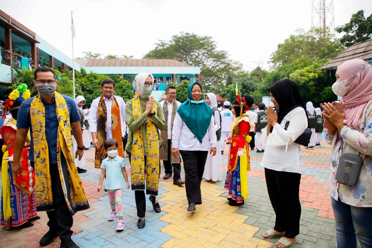 Wakil Wali Kota Tangerang Selatan Pilar bersama rombongannya saat mengunjungi SDN 02 Pondok Jagung, Serpong Utara.