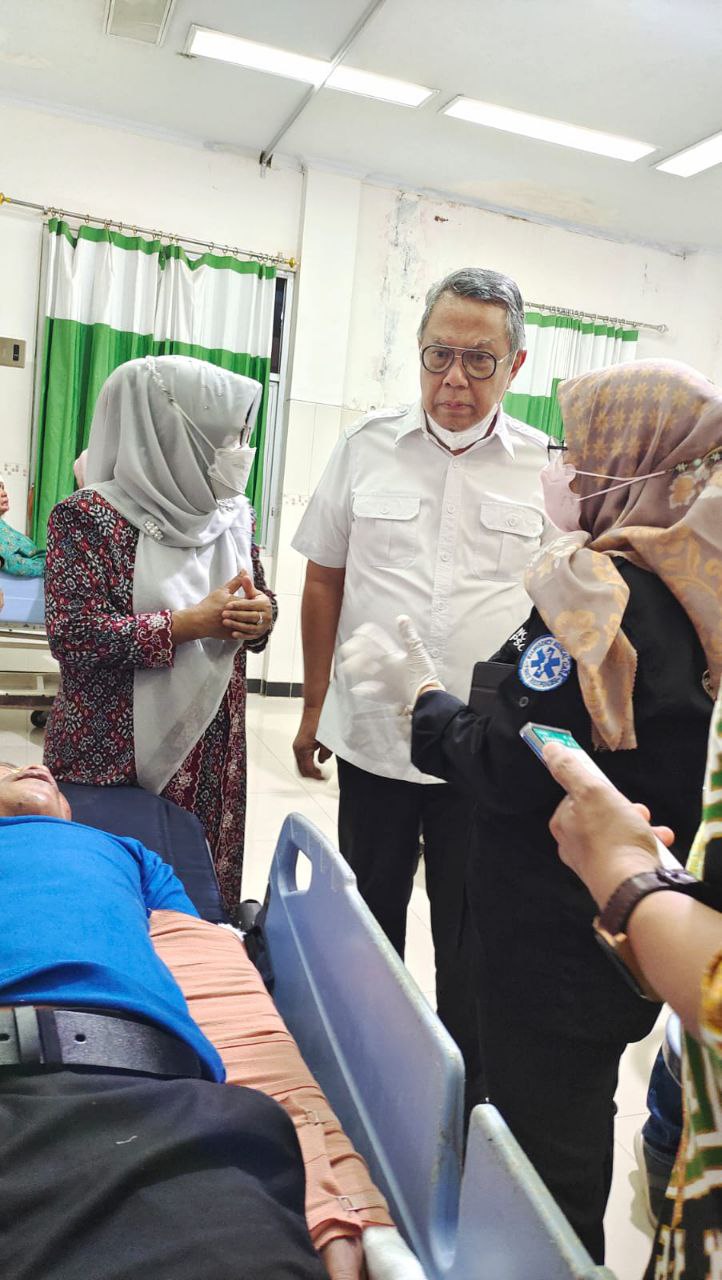 Wali Kota Benyamin Davnie di temani Bupati Tegal, Umi Azizah saat melihat para korban di RS Soeselo Slawi Tegal.