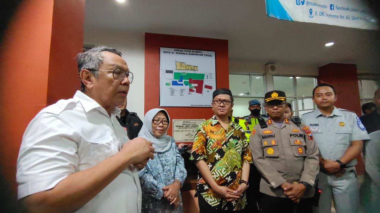 Wali Kota Benyamin Davnie saat melihat kondisi para korban di RS Soeselo Slawi Tegal.