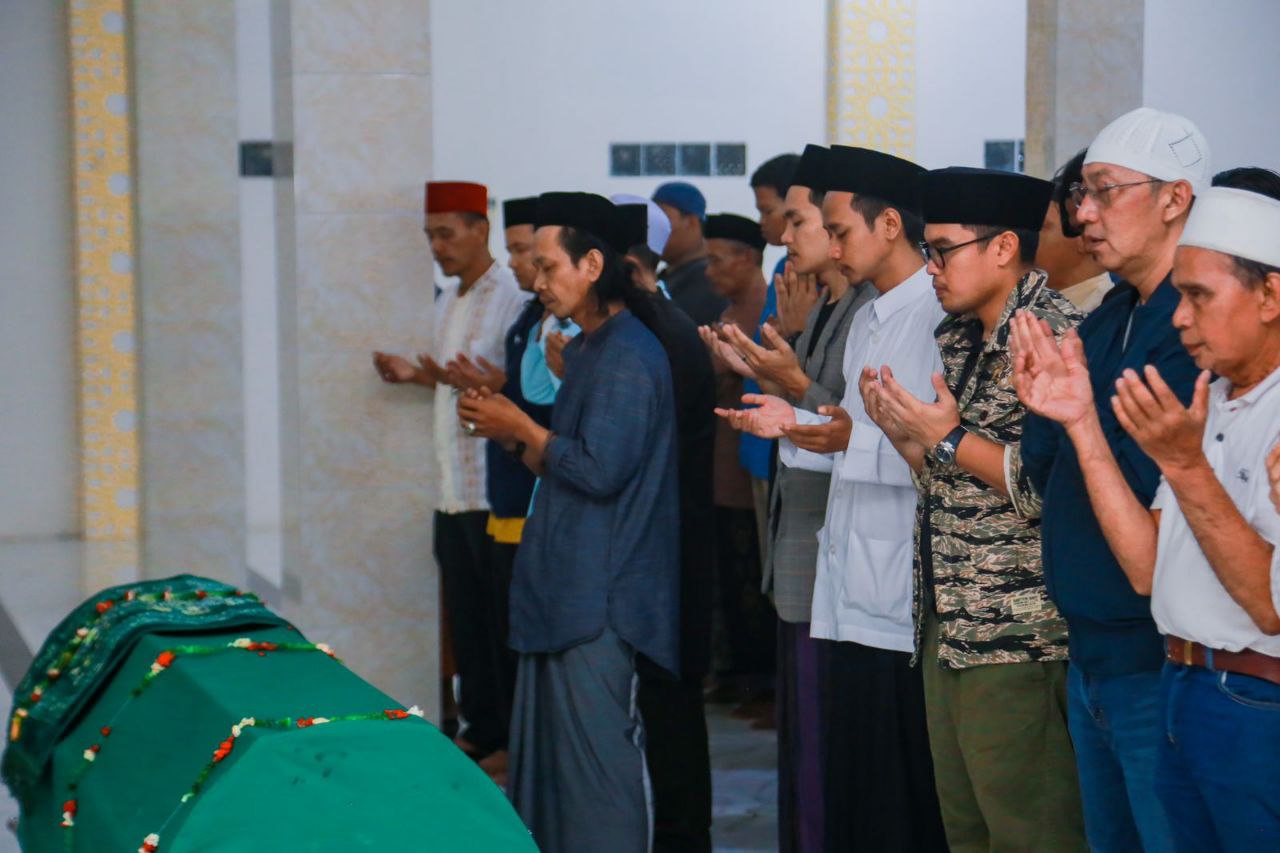 Pilar Saga Ichsan bersama Sekda Bambang saat mensholati jenazah.