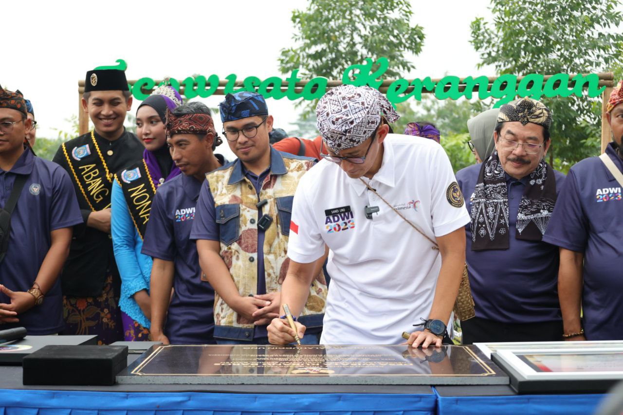 Menteri Sandiaga Uno saat meresmikan Desa Ekowisata Keranggan.