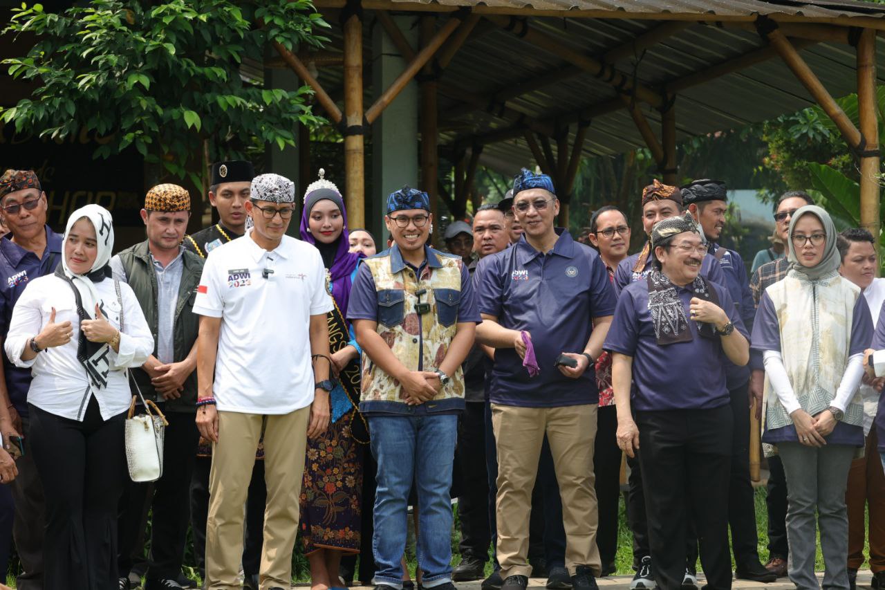 Menteri Sandiaga Uno bersama Wakil Wali Kota Tangerang Selatan Pilar Saga Ichsan dan jajarannya di Desa Ekowisata Keranggan.