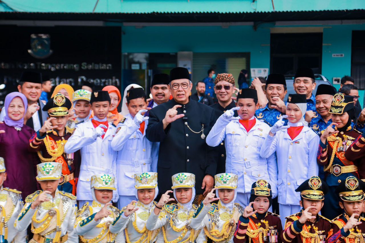 Benyamin foto bersama para guru dan siswa murid.