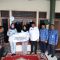 Benyamin saat menyerahkan bantuan dari Jasa Raharja untuk keluarga korban yang meninggal kecelakaan bus di Guci Tegal.