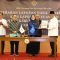 Kepala Perwakilan BPK RI Provinsi Banten, Emmy Mutiarini saat menyerahkan penghargaan kepada Benyamin.