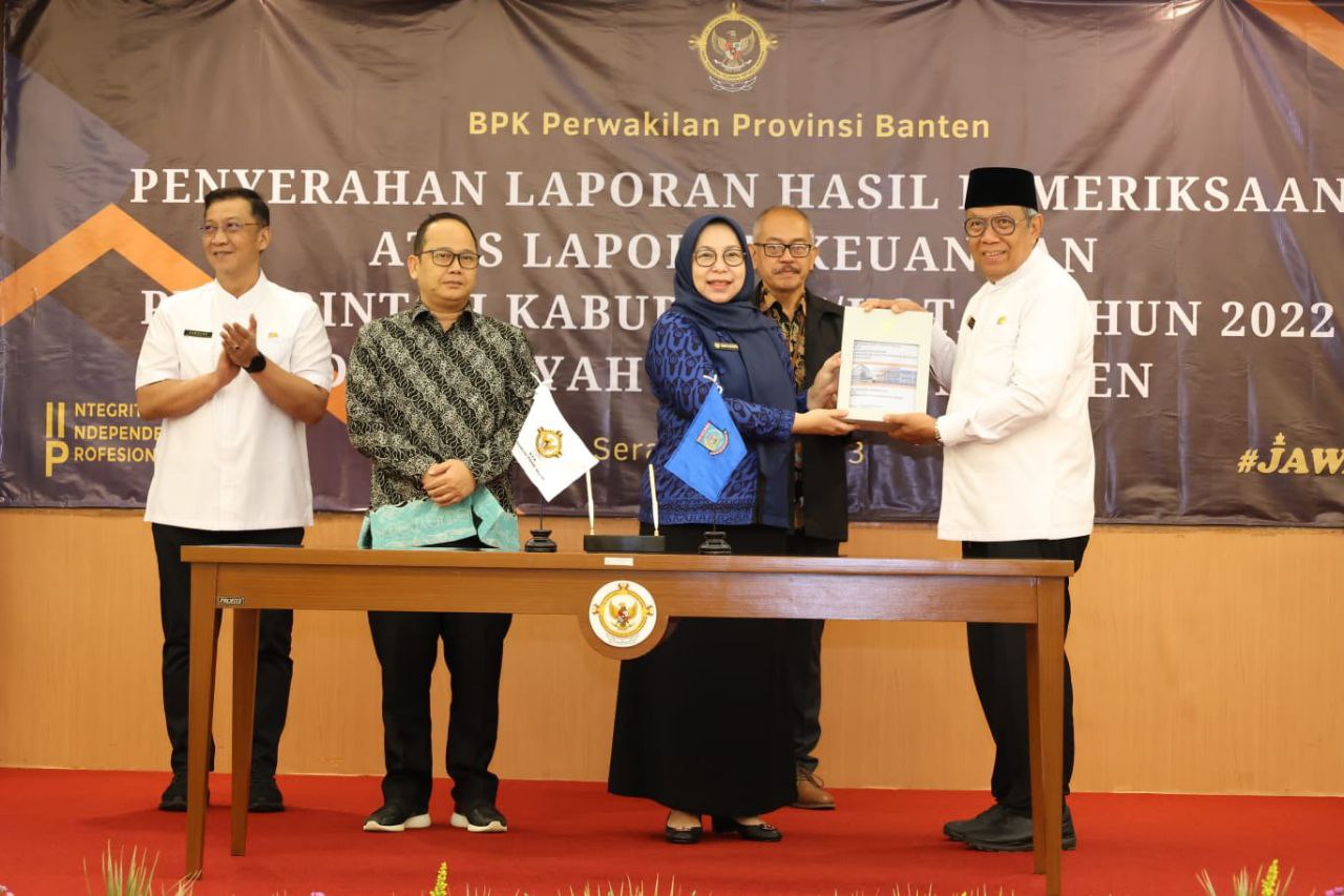 Kepala Perwakilan BPK RI Provinsi Banten, Emmy Mutiarini saat menyerahkan penghargaan kepada Benyamin.