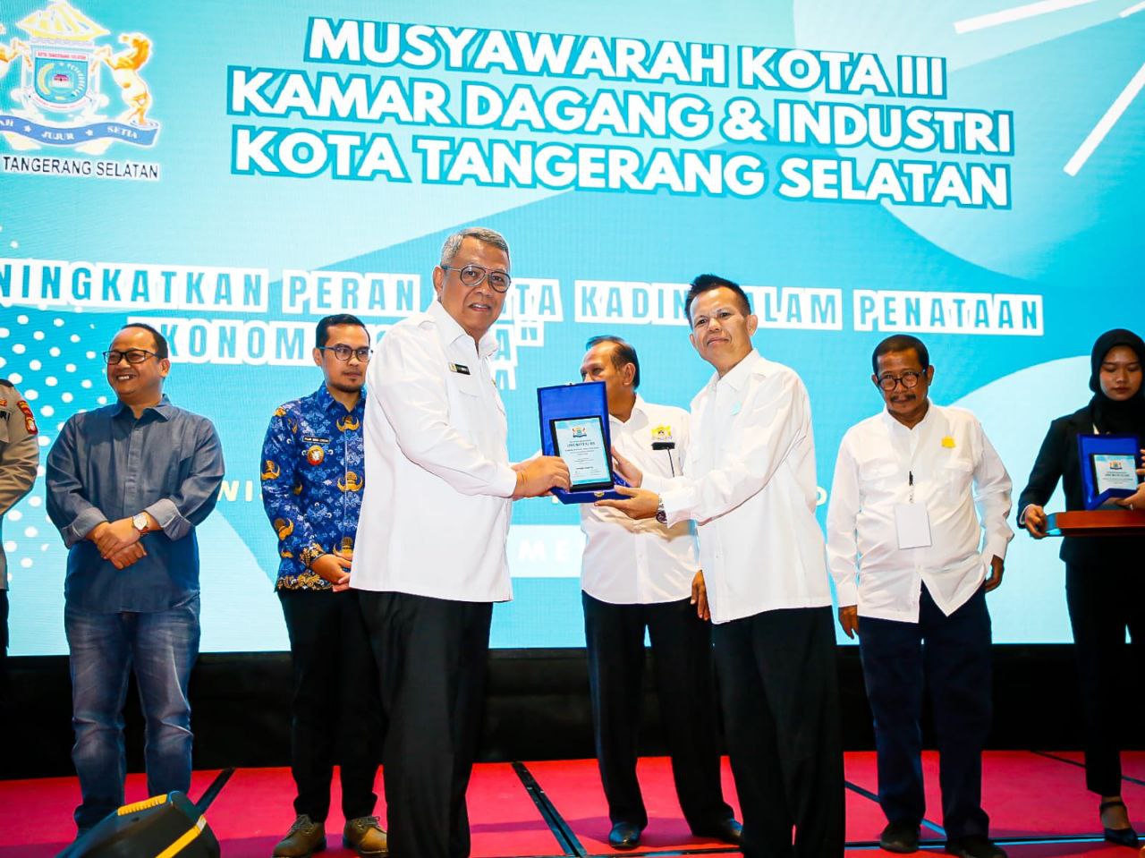 Hence Benyamin saat memberikan simbolis plakat kepada Wali Kota Tangerang Selatan Benyamin Davnie.