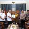 Wali Kota Benyamin Davnie saat memberikan penghargaan ke Bupati Tegal Umi Azizah.