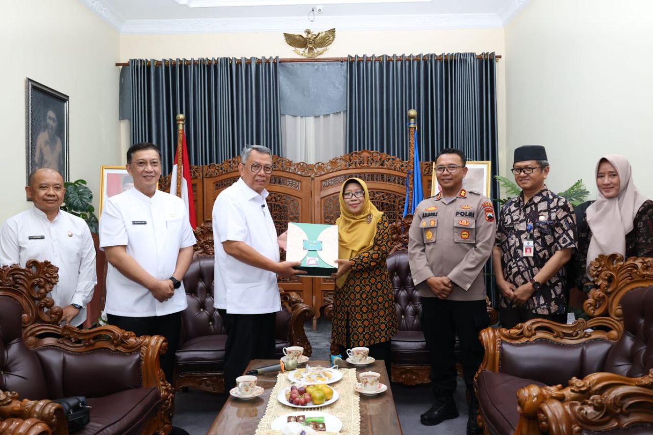 Bantu Korban Kecelakaan Bus di Guci, Wali Kota Benyamin Beri Penghargaan ke Pemkab Tegal