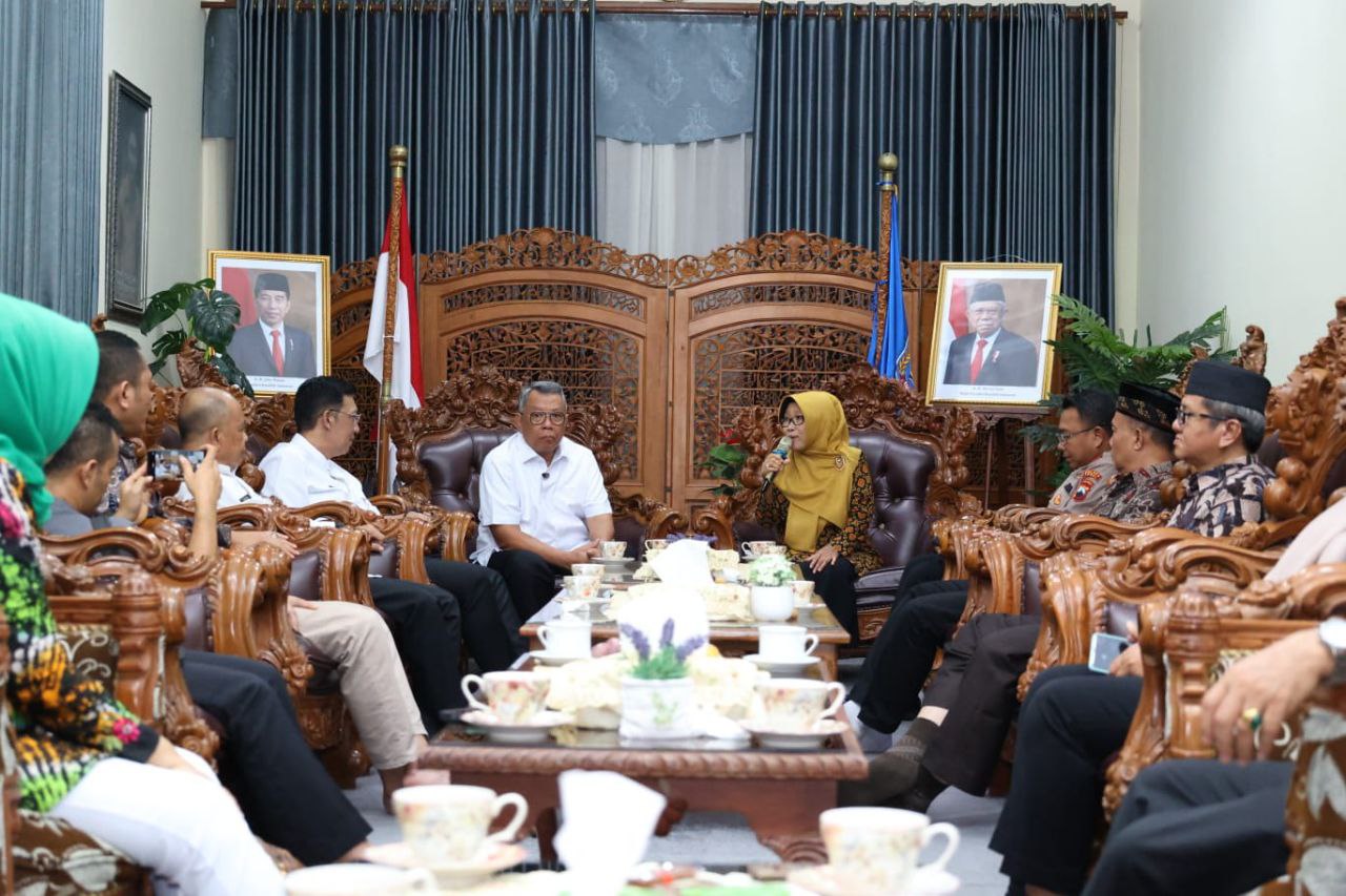 Wali Kota Benyamin Davnie saat berdialog dengan Bupati Tegal Umi Azizah bersama jajarannya.