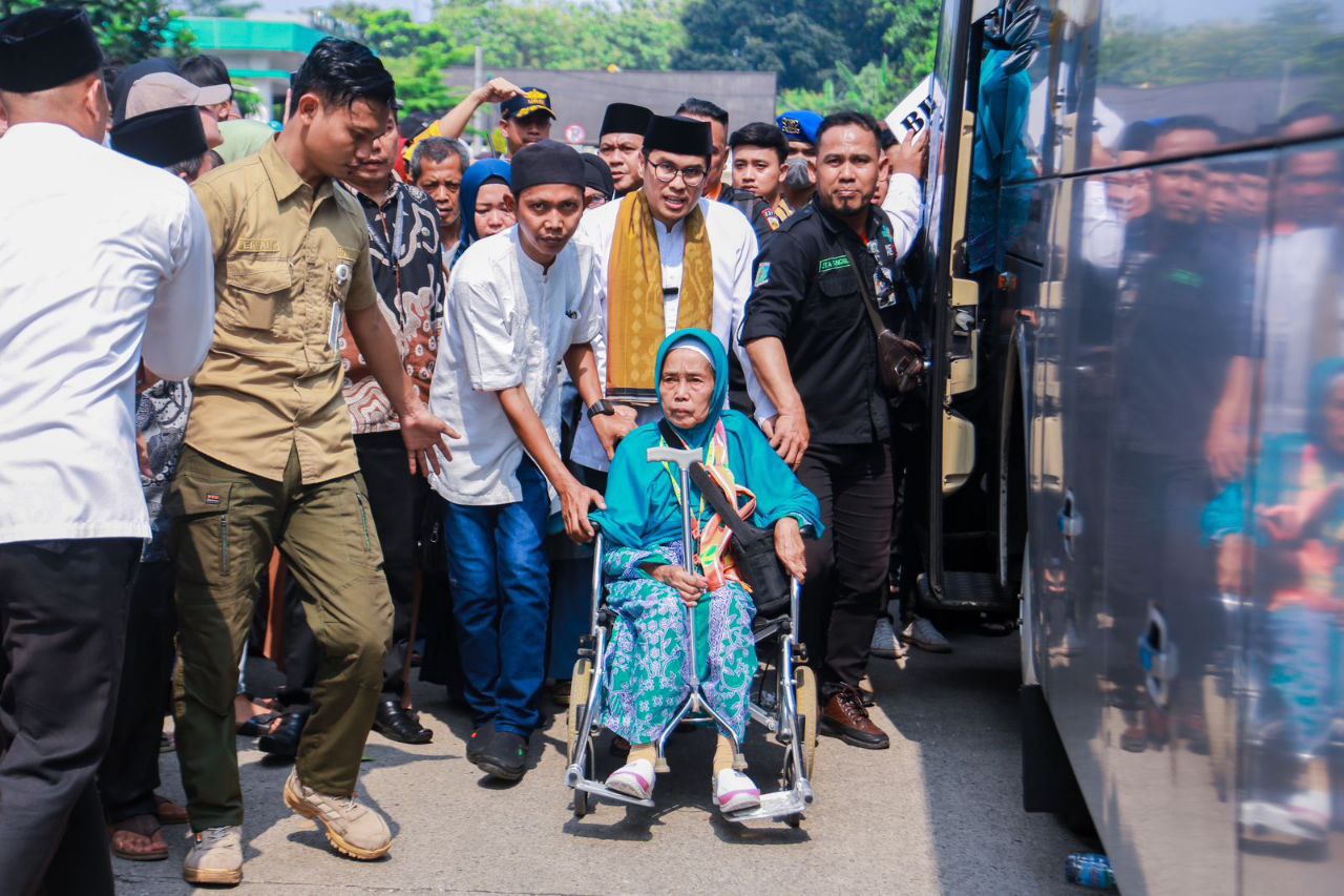 Pilar saat mengantar jamaah haji naik ke bus.