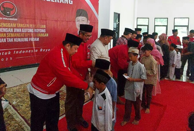 Irvansyah dan jajarannya saat menyantuni anak-anak yatim.