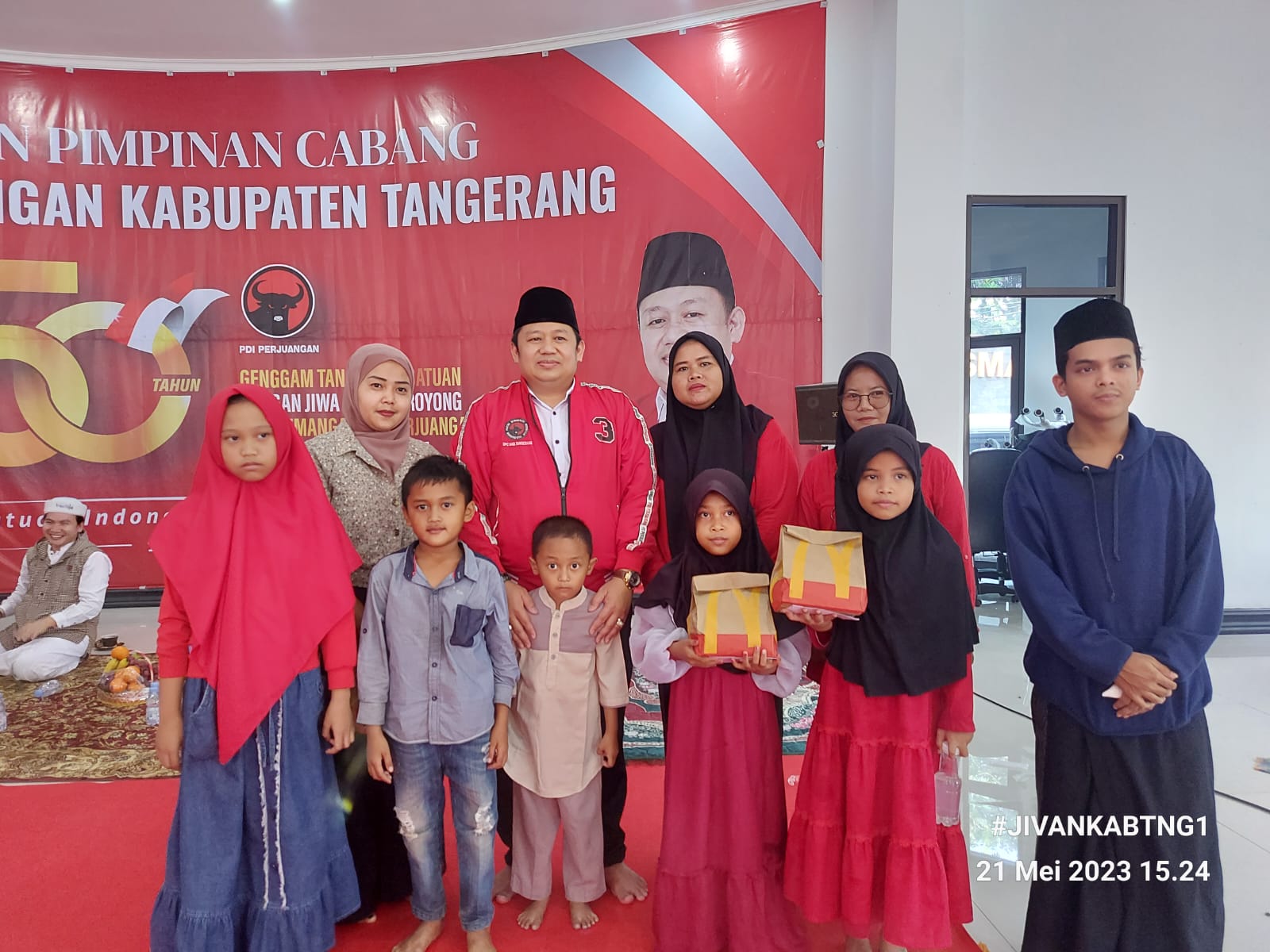 Irvansyah bersama anak-anak yatim.