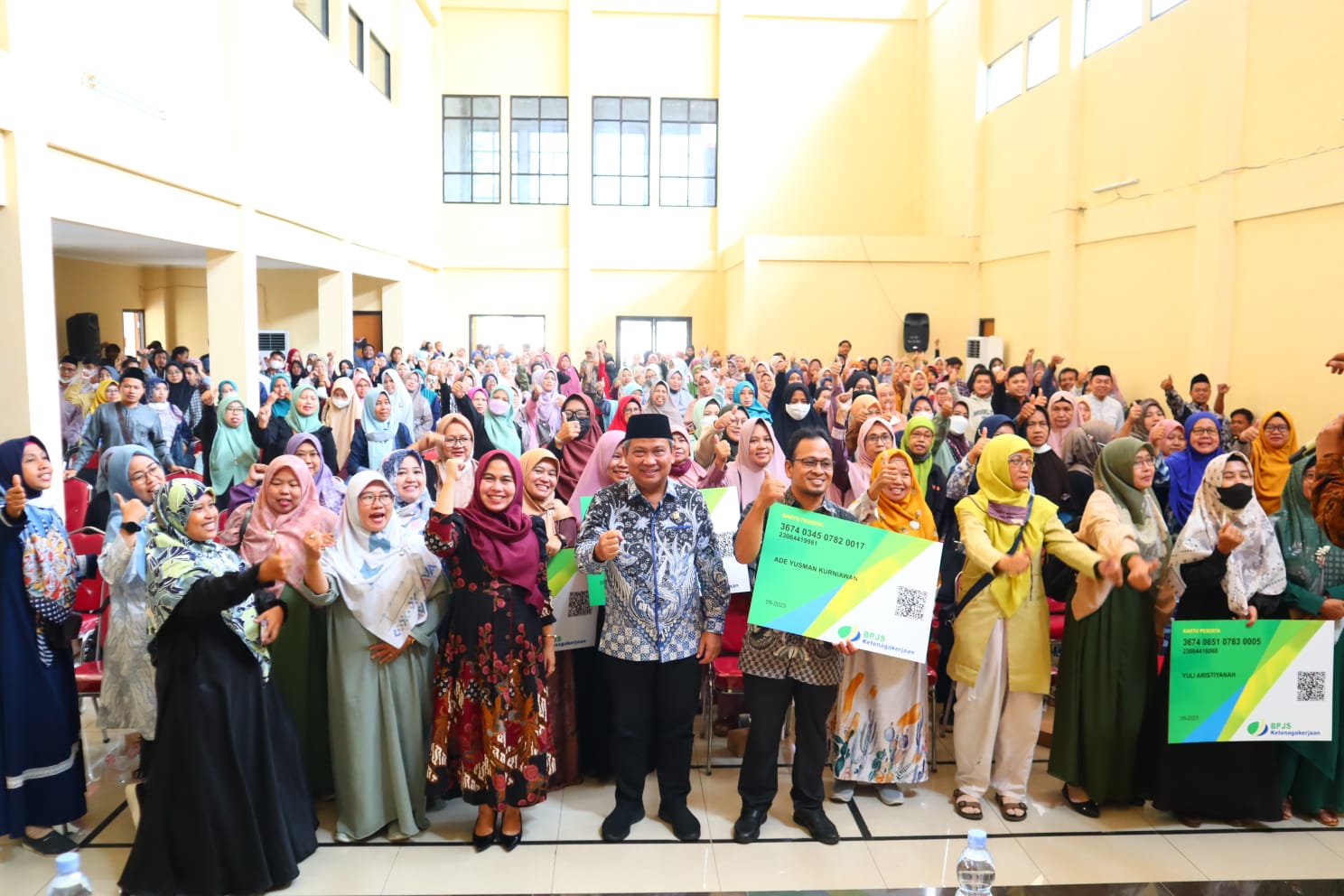 Dewan Muhammad Rizal saat foto bersama masyarakat.