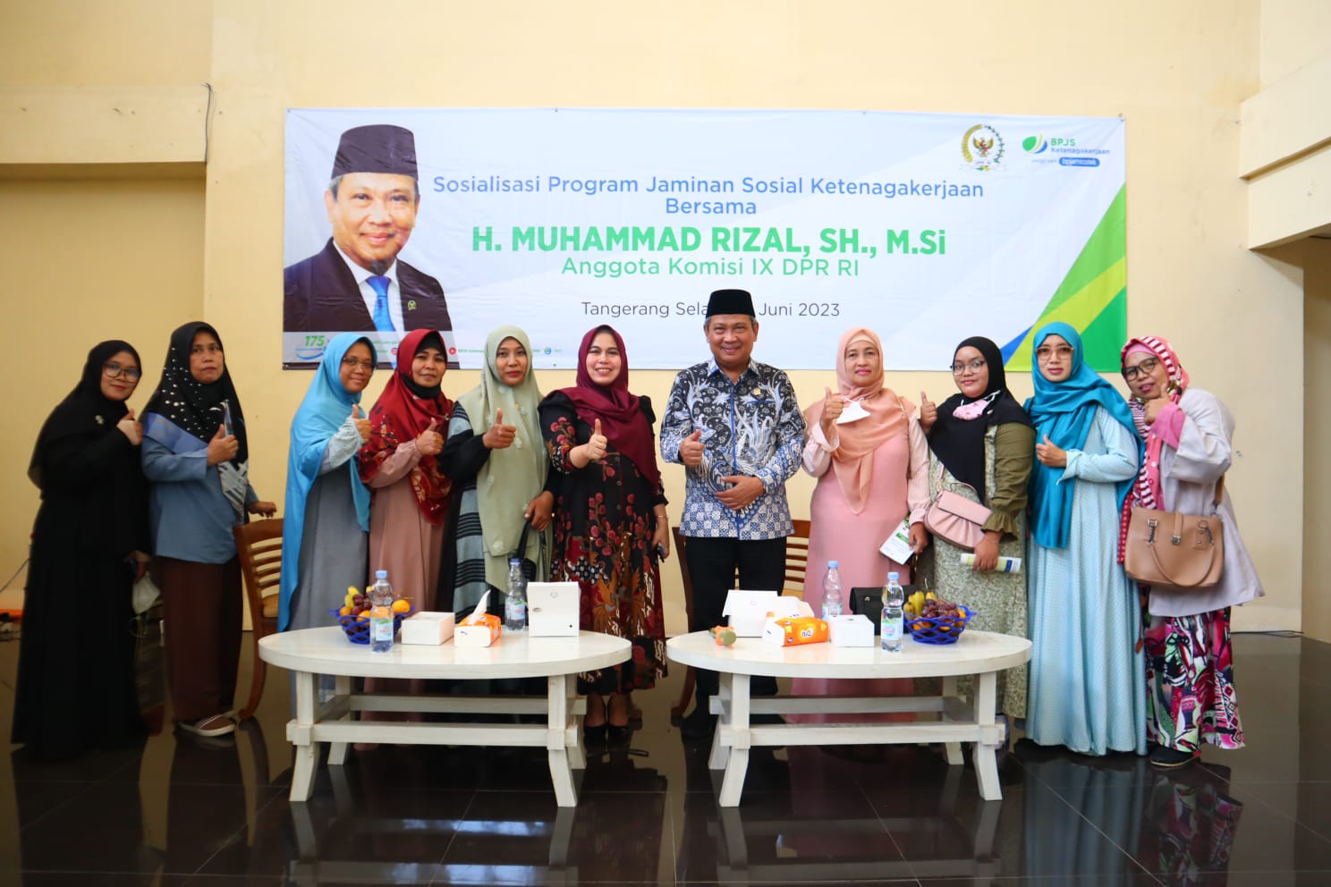 Dewan Muhammad Rizal saat foto bersama masyarakat.