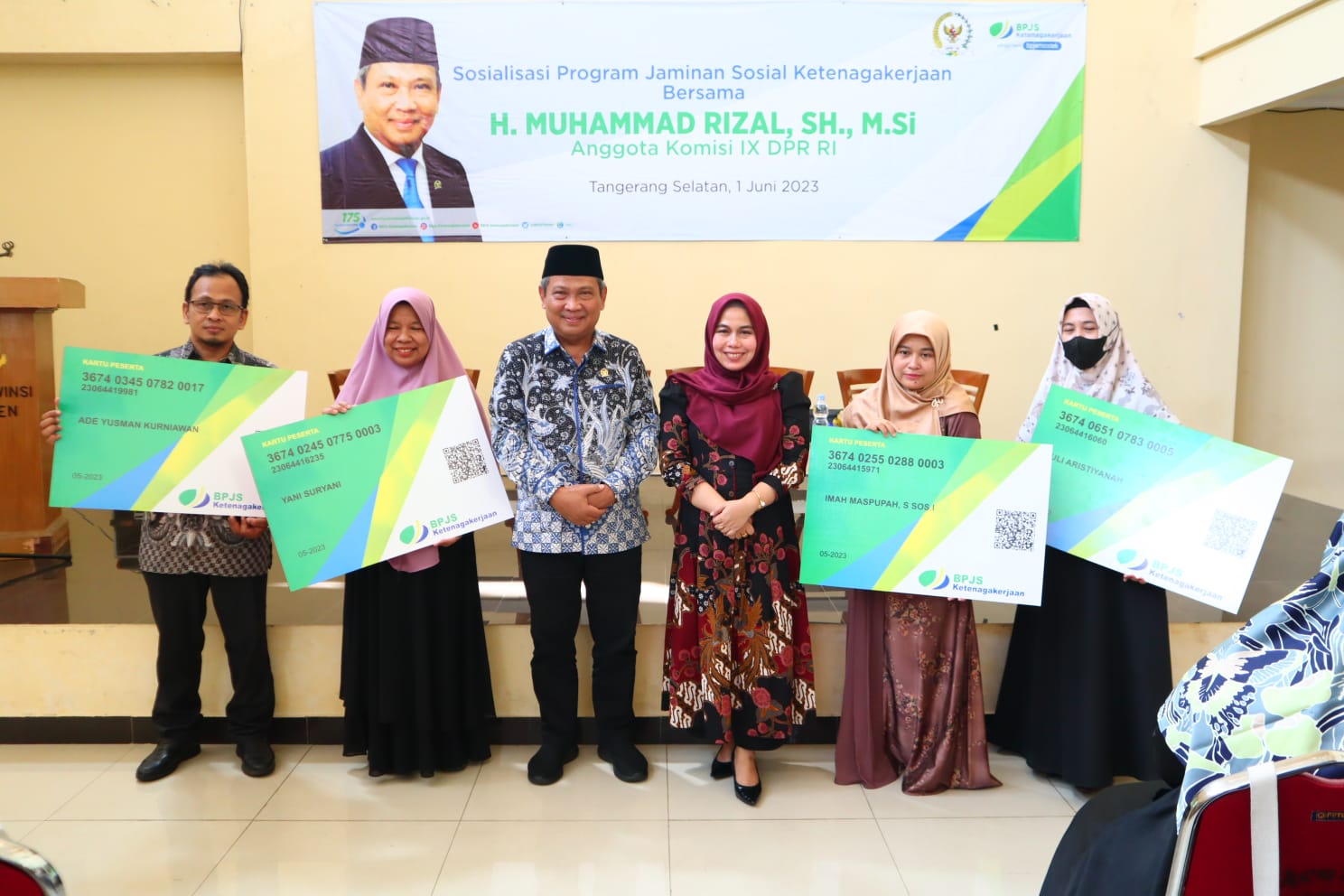 Dewan Muhammad Rizal bersama Ibu Rina Umar saat memberikan simbolis Kartu BPJS Ketenagakerjaan kepada masyarakat.