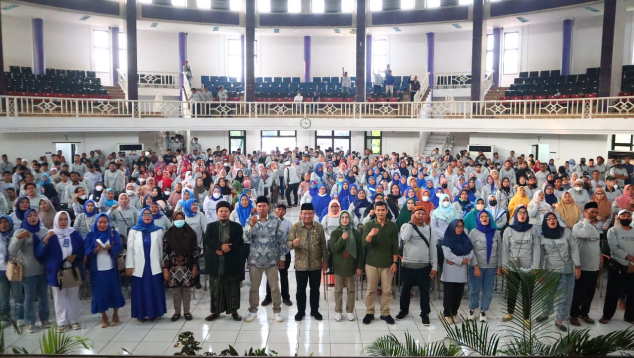 Dewan Muhammad Rizal saat foto bersama masyarakat.