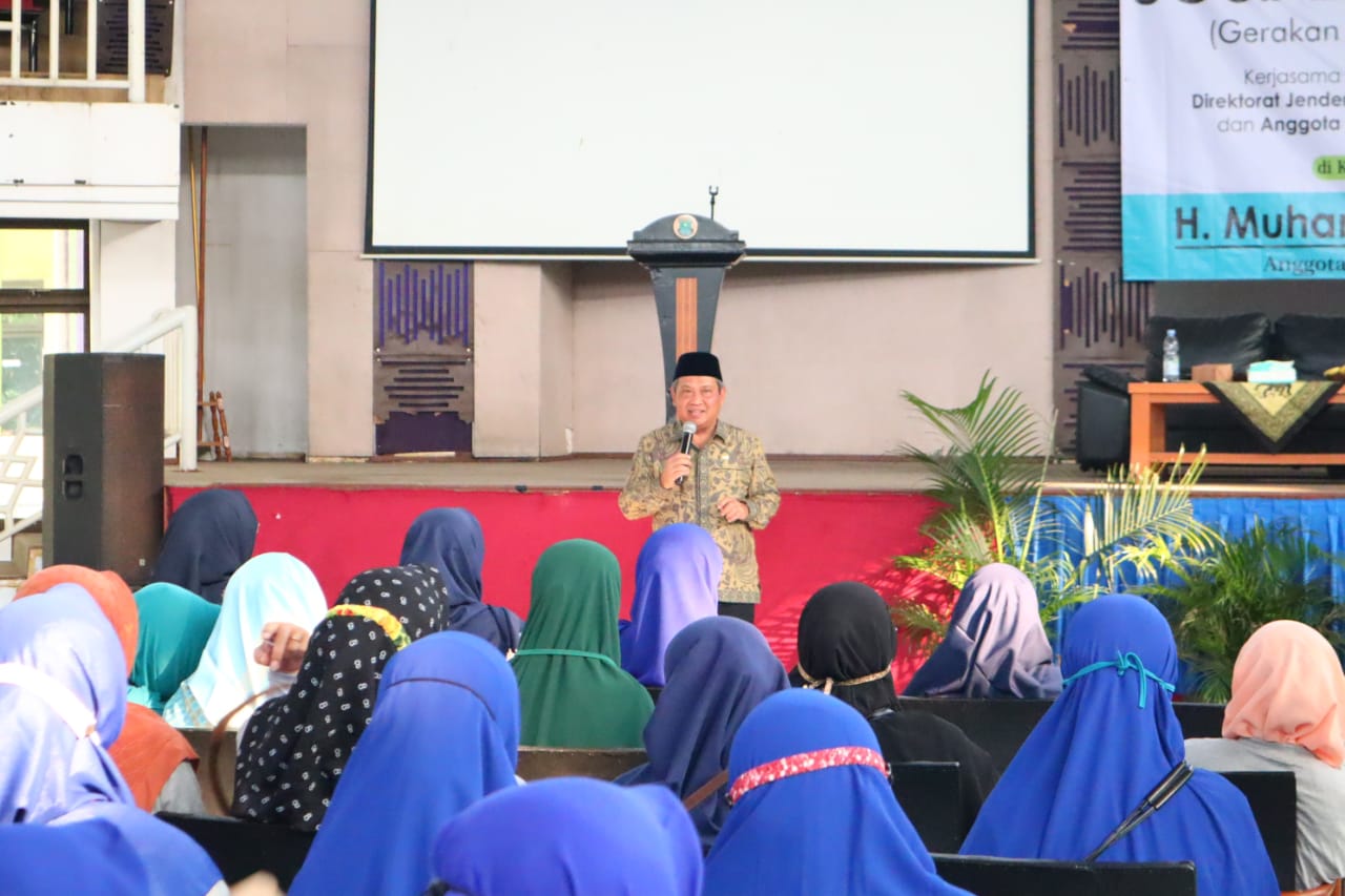 Dewan Muhammad Rizal saat memberikan materi sosialisasi germas.