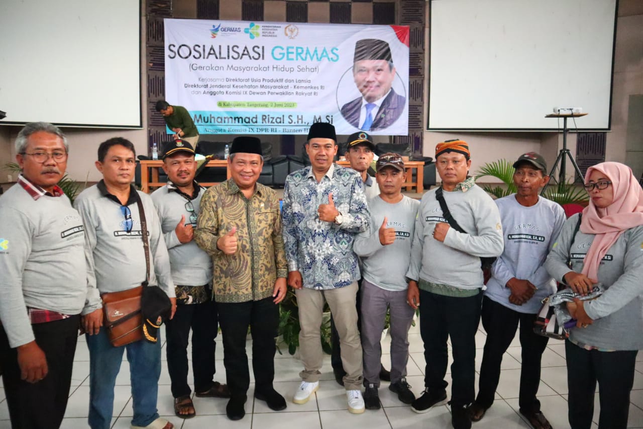 Dewan Muhammad Rizal saat foto bersama dengan Kepala Desa Serdang Wetan Dodi Munanto dan masyarakat.