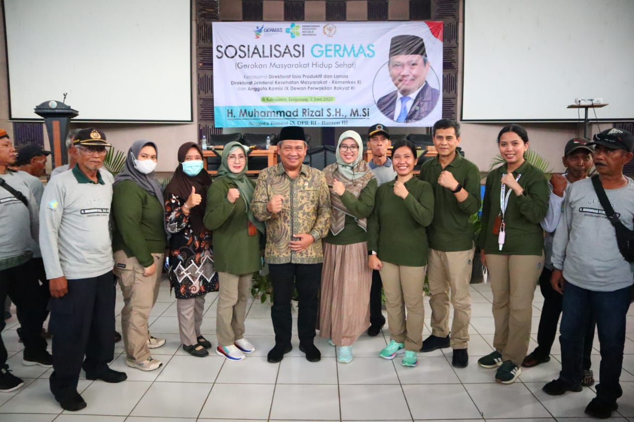 Dewan Muhammad Rizal saat foto bersama dengan tim Direktorat Jenderal Kesehatan Masyarakat Kemenkes RI dan Masyarakat.