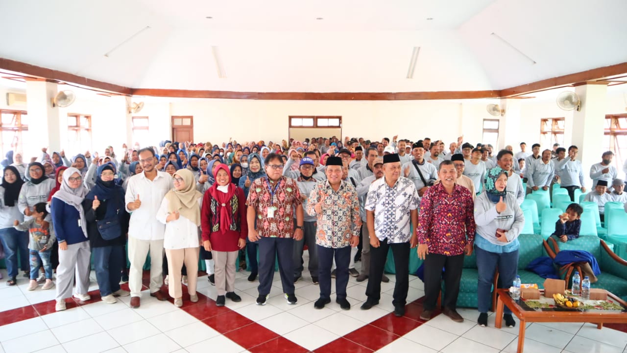 Dewan Muhammad Rizal dan narasumber saat foto bersama masyarakat.