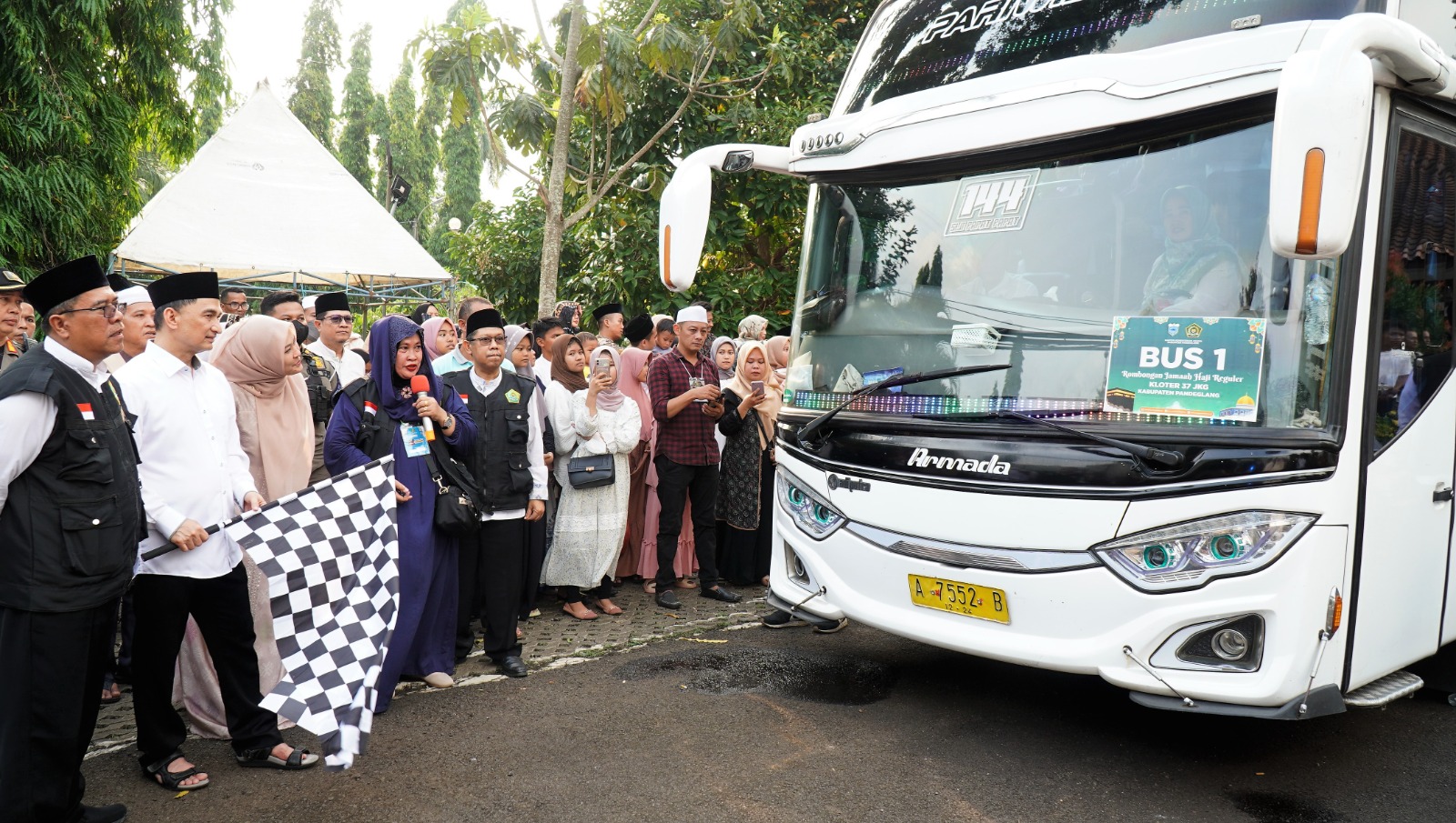 Bupati Irna Ditemani Dimyati Natakusumah Lepas Jemaah Haji Kloter 37 Asal Pandeglang, Didominasi Wanita