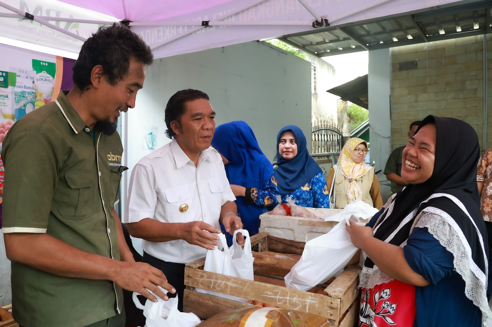 Dinas Perindustrian Perdagangan Pemprov Banten Gelar Operasi Pasar di Cipare, Al Muktabar Turut Layani Pembeli