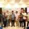 Dewan Muhammad Rizal saat foto bersama masyarakat.
