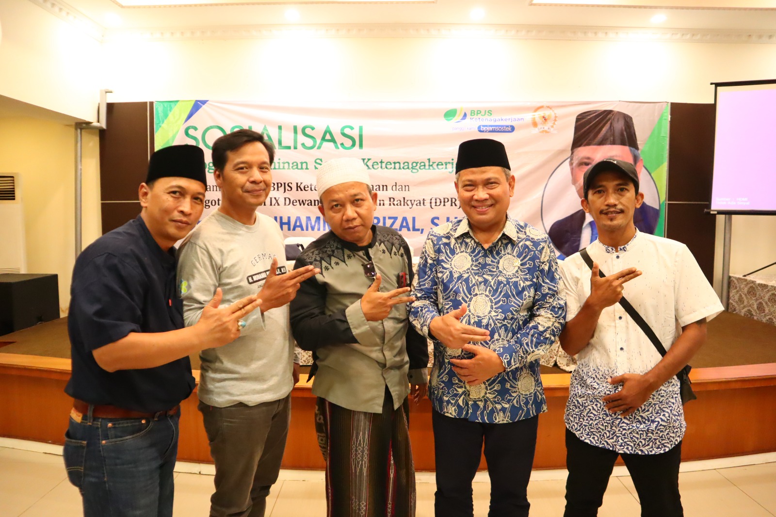 Dewan Muhammad Rizal saat foto bersama masyarakat.