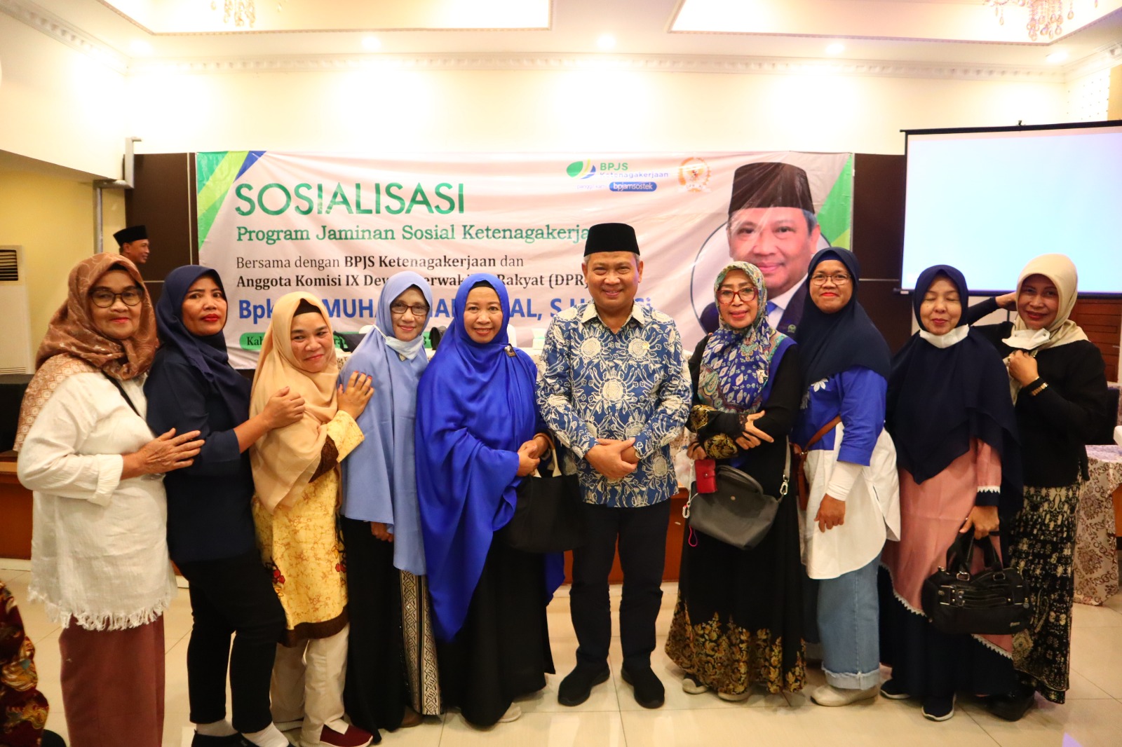 Dewan Muhammad Rizal saat foto bersama masyarakat.