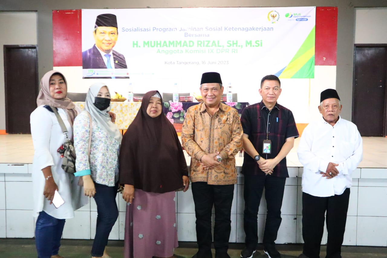 Dewan Muhammad Rizal saat foto bersama masyarakat.