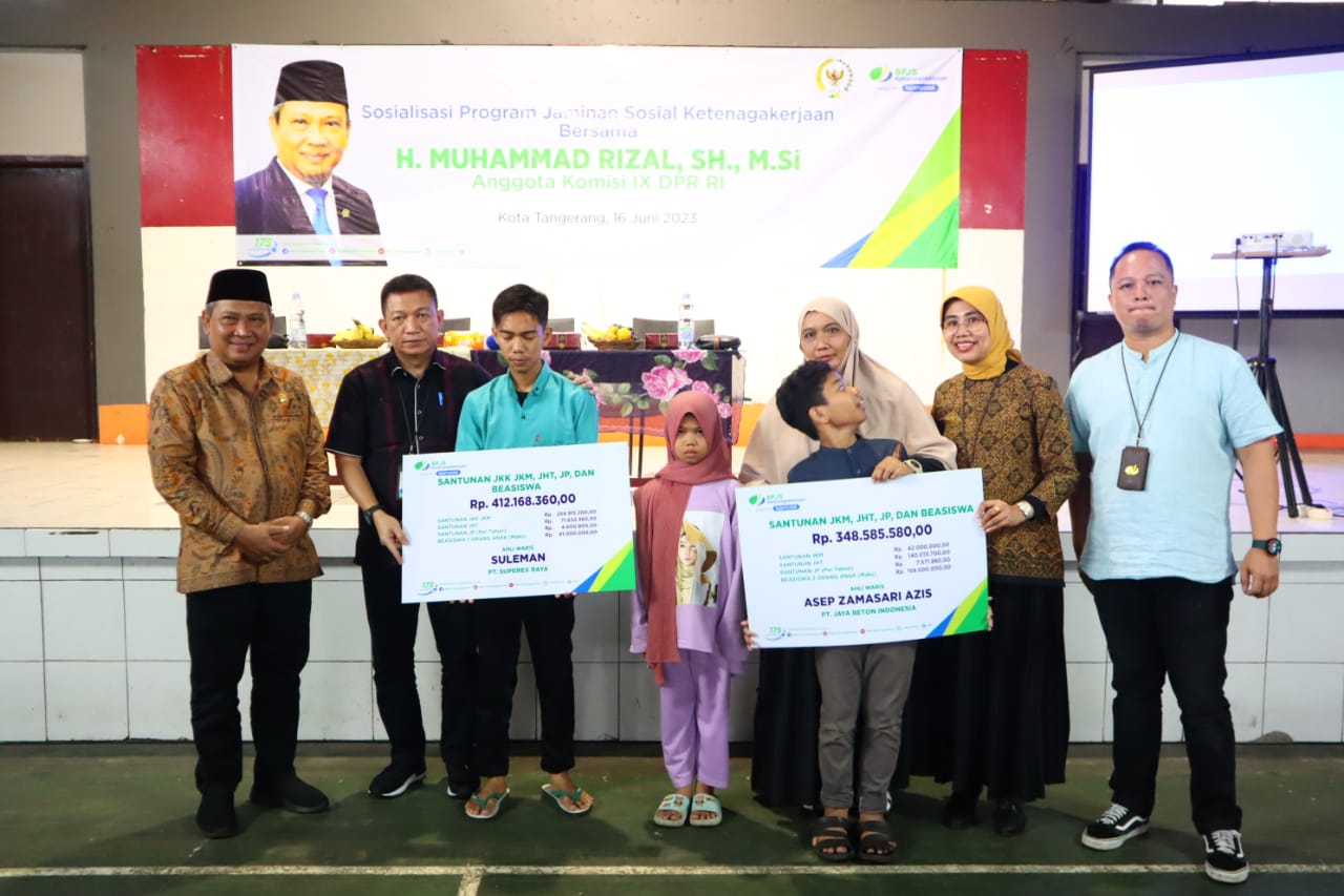 Dewan Muhammad Rizal Bersama Pejabat BPJS saat menyalurkan bantuan sosial untuk penerima manfaat BPJS ketenagakerjaan.