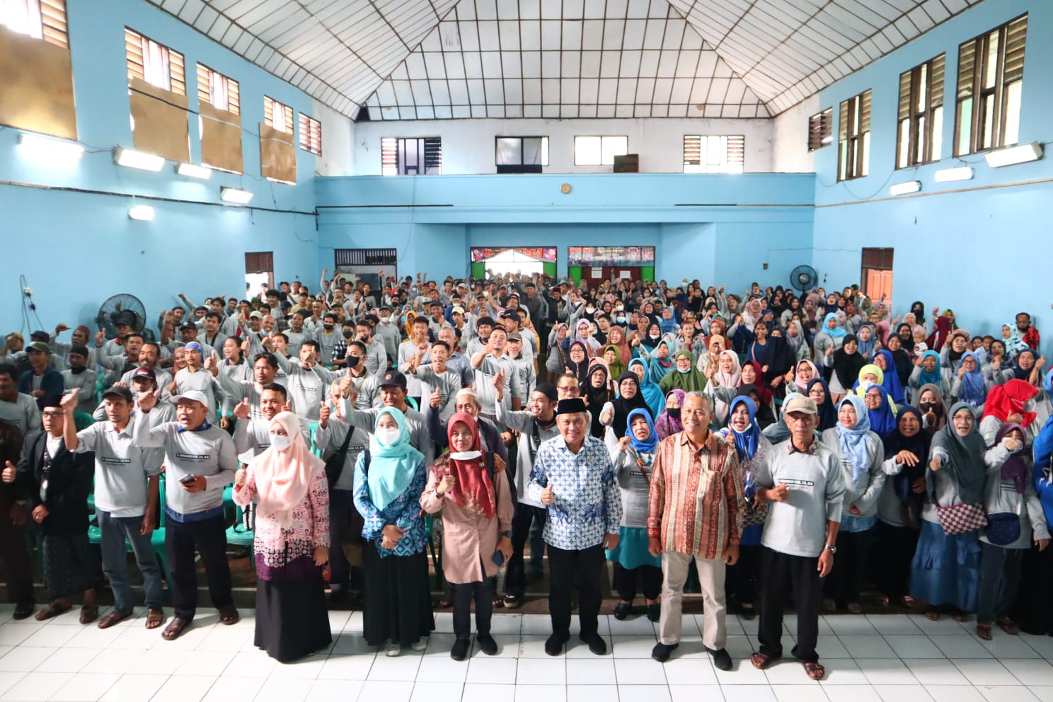 Dewan Muhammad Rizal saat foto bersama masyarakat.