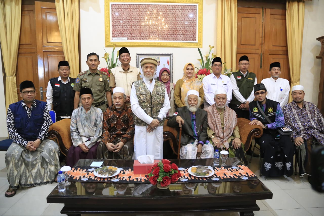 Abuya Muhtadi Cidahu dan ulama lainnya bersama Bupati Irna di Pendopo Bupati Pandeglang.