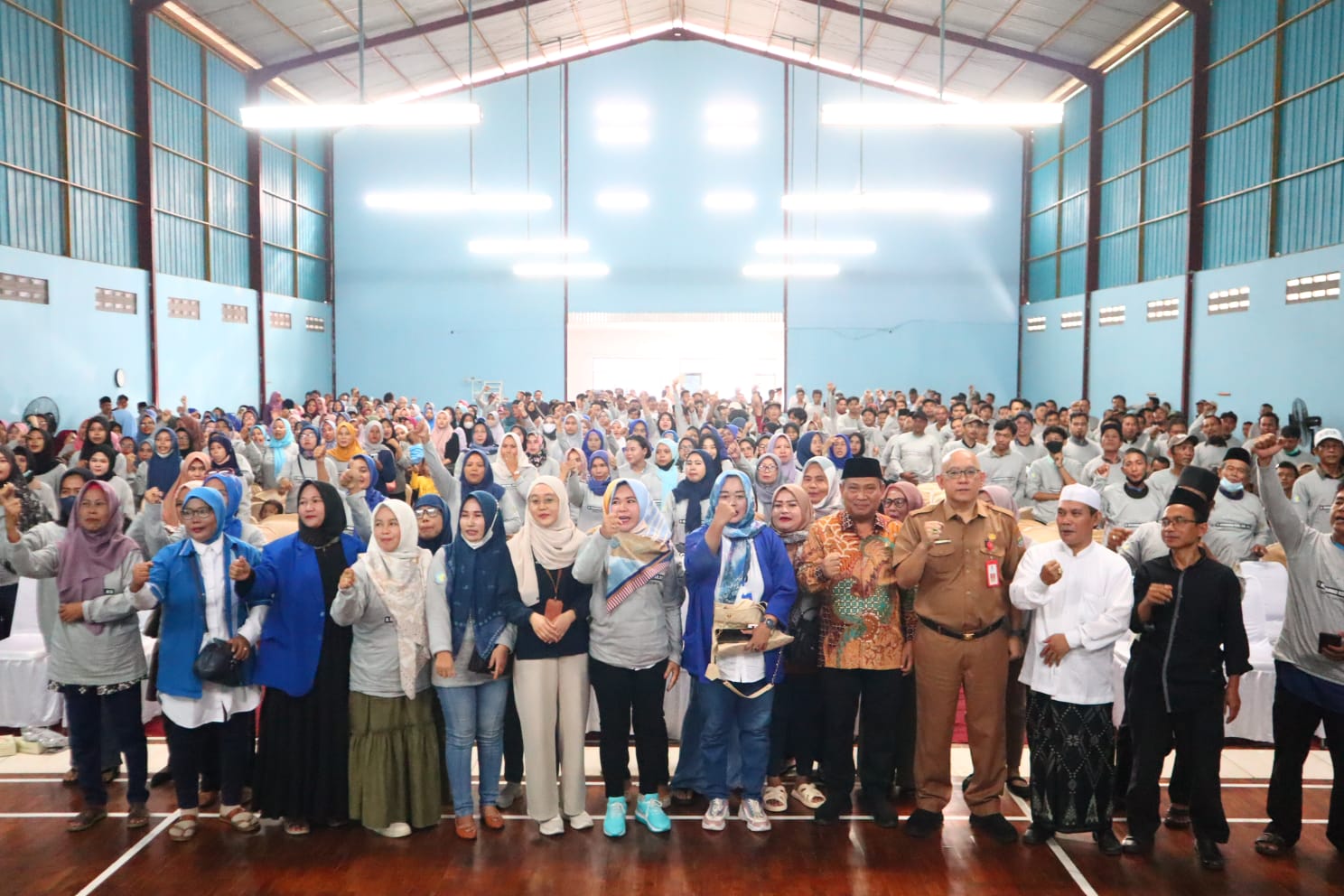 Dewan Muhammad Rizal saat foto bersama masyarakat.