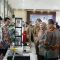 Bupati Irna saat melihat karya siswa SMKN 2 Pandeglang.