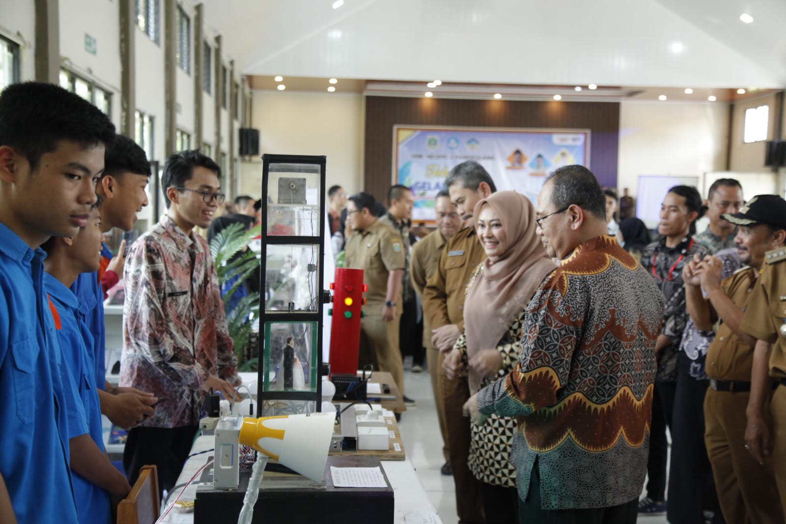 Bupati Irna saat melihat karya siswa SMKN 2 Pandeglang.