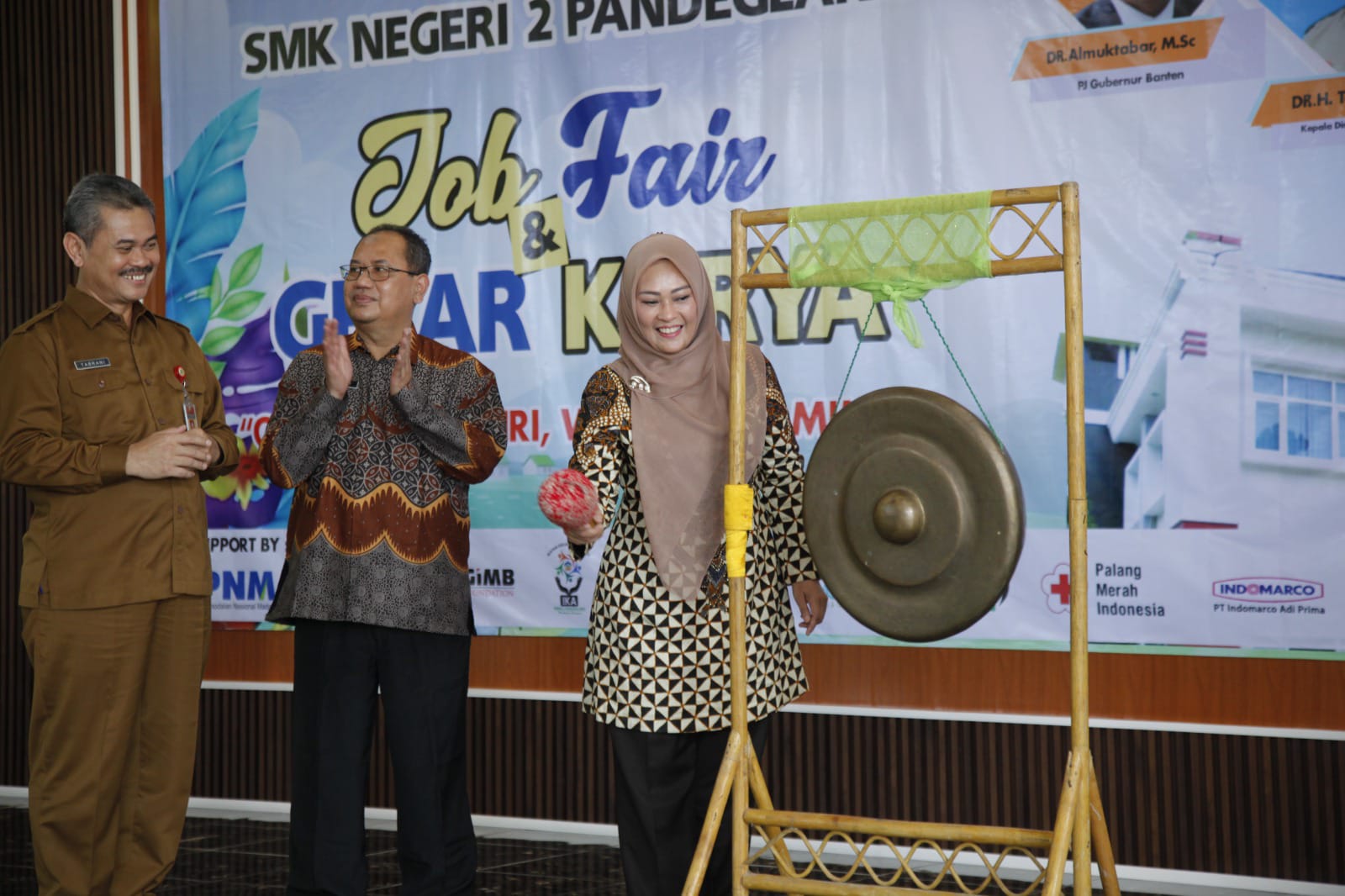 Bupati Irna membuka Job Fair dan Gelar Karya di SMKN 2 Pandeglang.