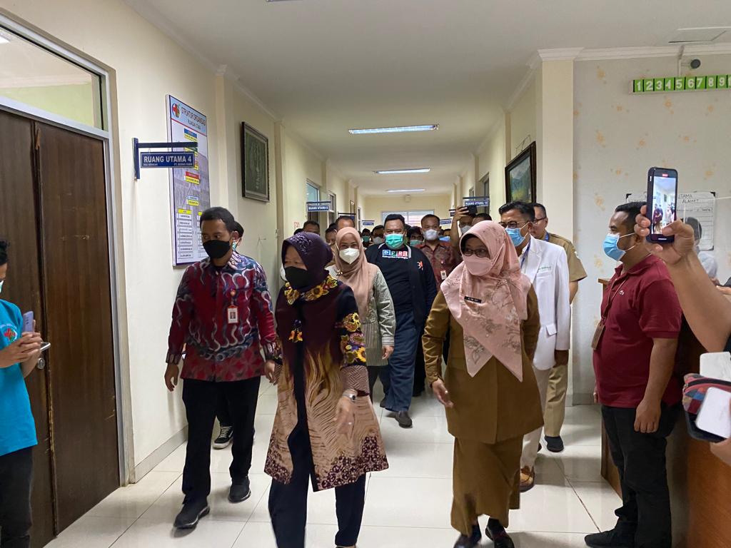 Mensos Risma saat menjenguk pasien di RSUD BerkahPandeglang.