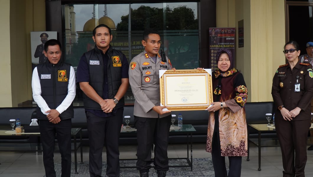 Mensos Risma saat memberikan penghargaan ke Polres Pandeglang.