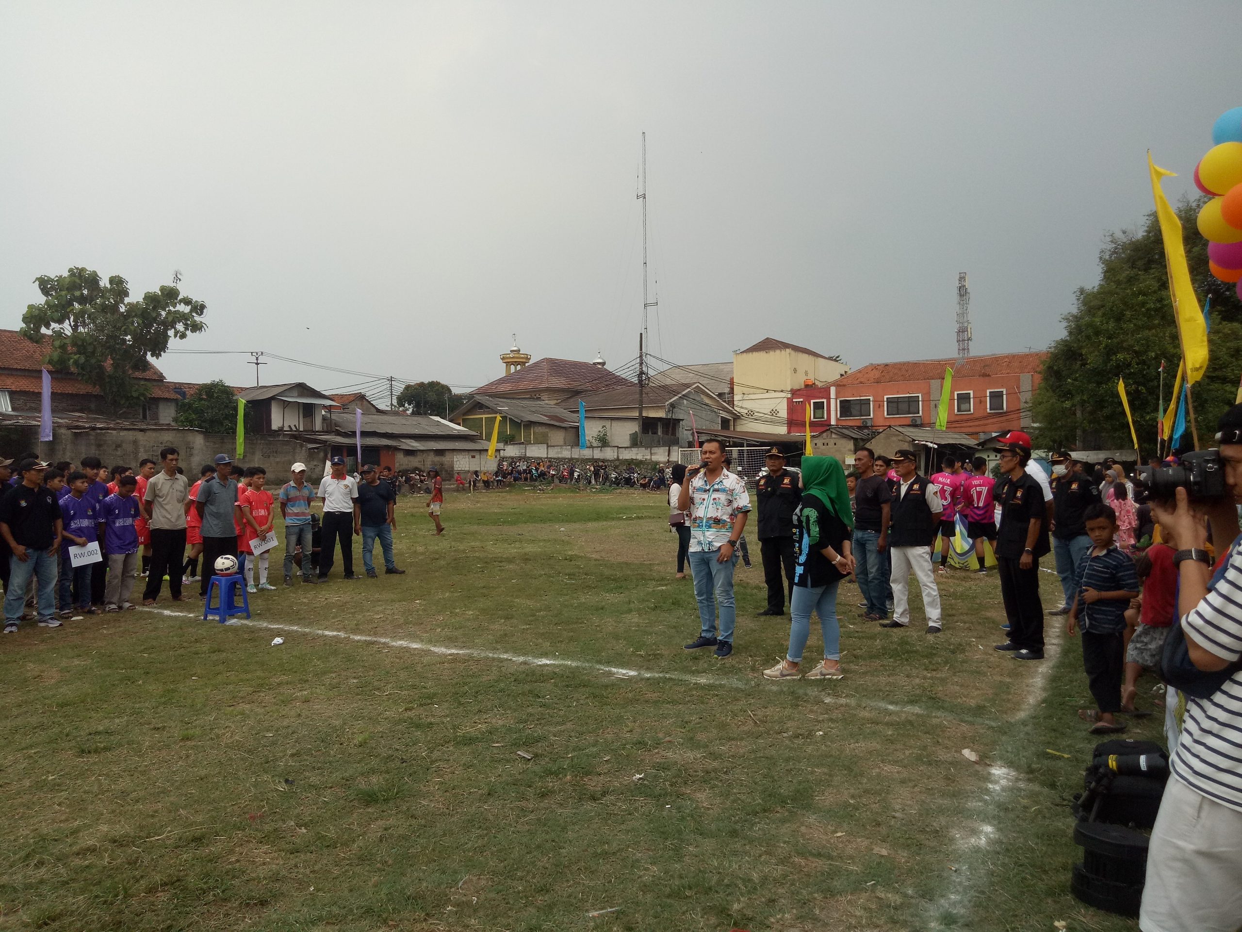 H. Sobri Penasihat Desa Kadu Jaya saat memberikan sambutannya di pembukaan lomba sepakbola.