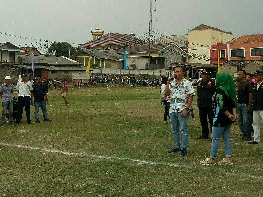 H. Sobri Penasihat Desa Kadu Jaya saat memberikan sambutannya di pembukaan lomba sepakbola.