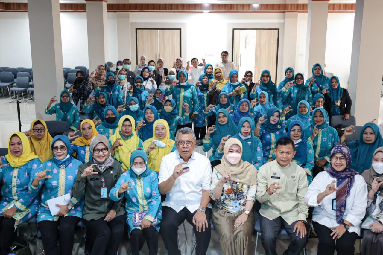 Benyamin saat foto bersama kader posyandu Tangsel.