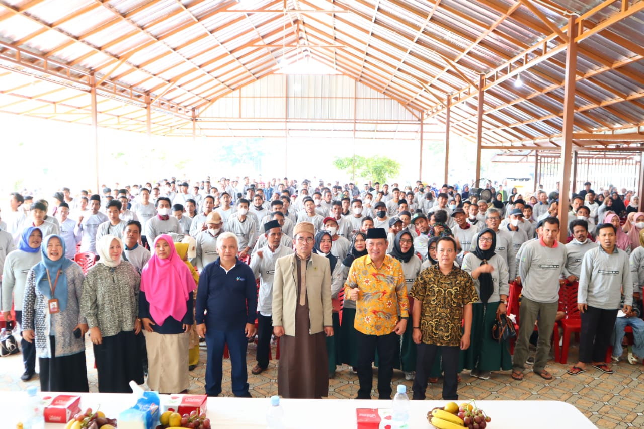 Dewan Muhammad Rizal dan narasumber saat foto bersama masyarakat.