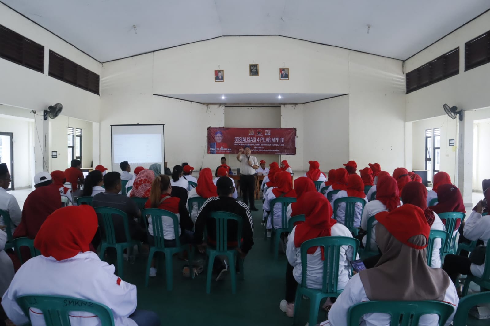 Ananta Wahana saat memaparkan materi sosialisasi 4 pilar.