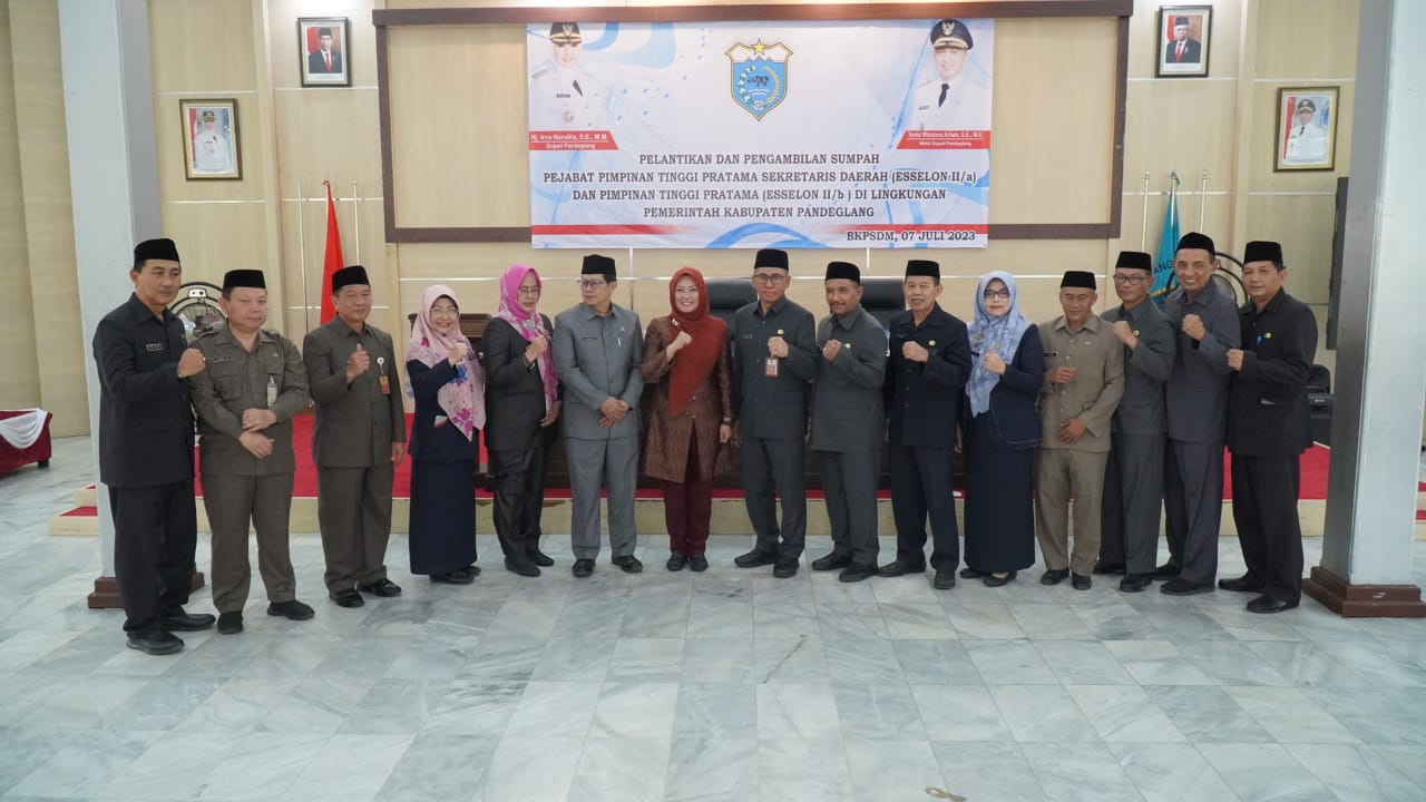 Bupati Irna saat foto bersama usai melantik pejabat di Pemkab Pandeglang.