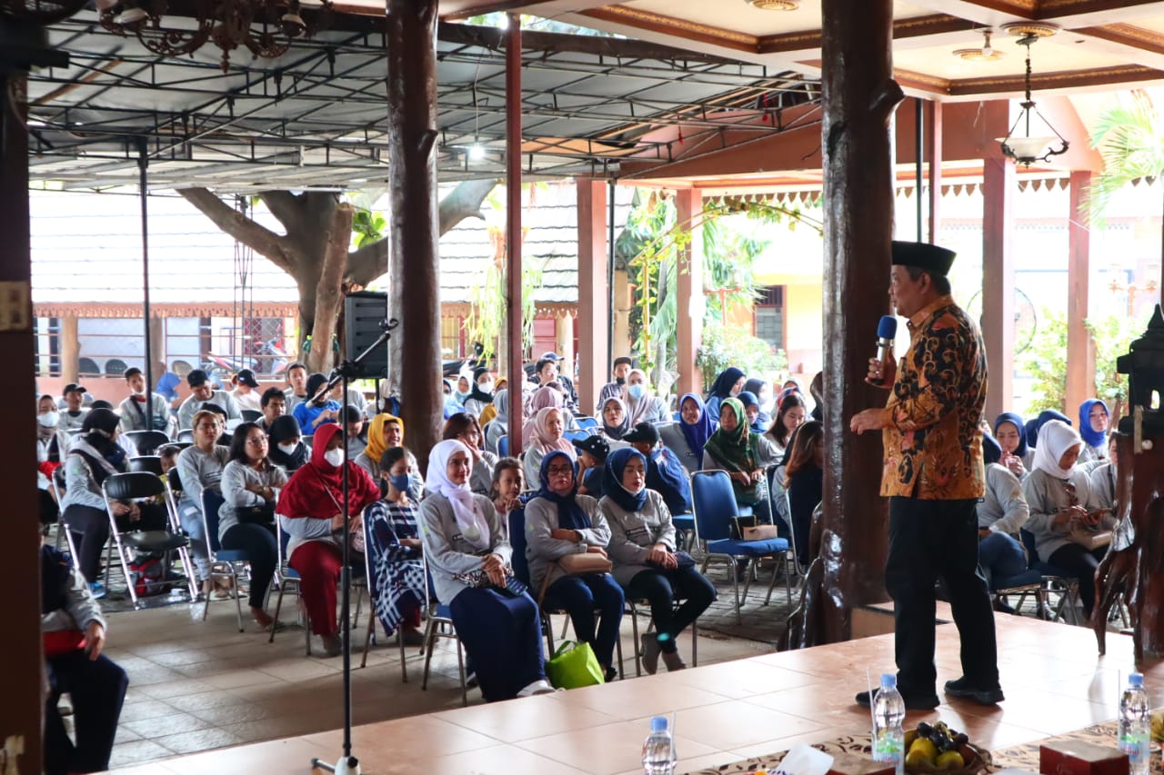 Dewan Muhammad Rizal saat memaparkan materi sosialisasi germas kepada masyarakat.